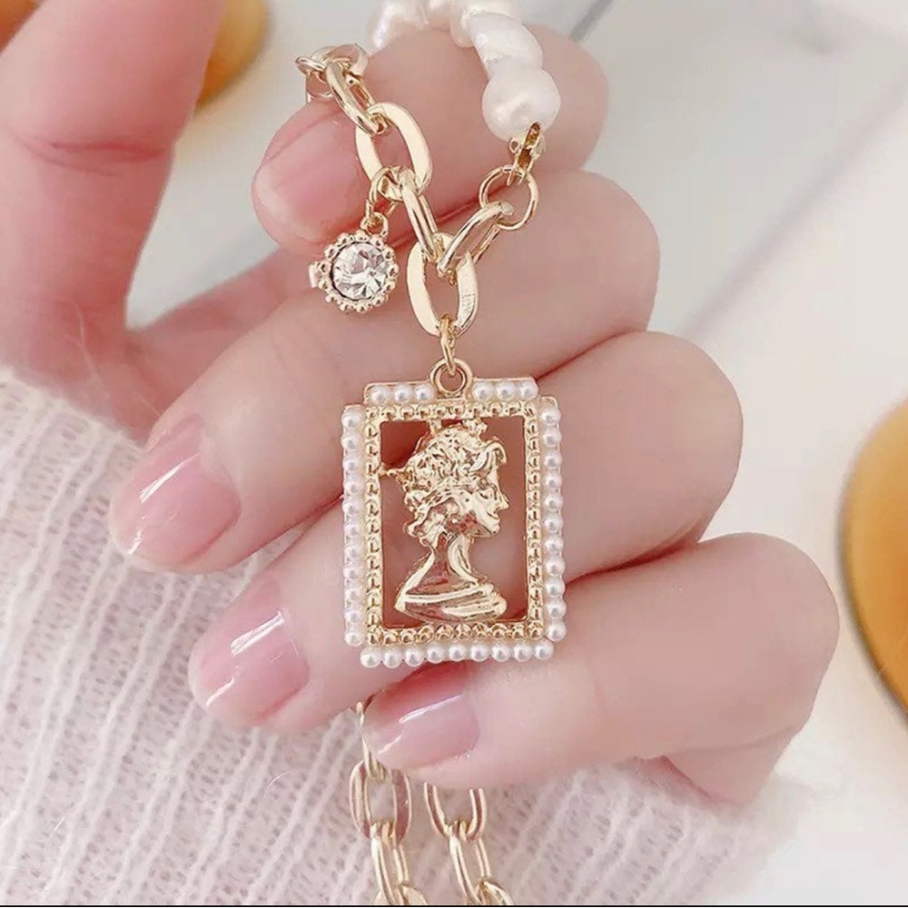 Portrait Imitation Pearls Necklace For Women